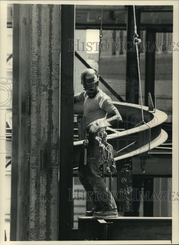 1987 Press Photo Milwaukee Center Percy Robertson on iron beams above ground- Historic Images