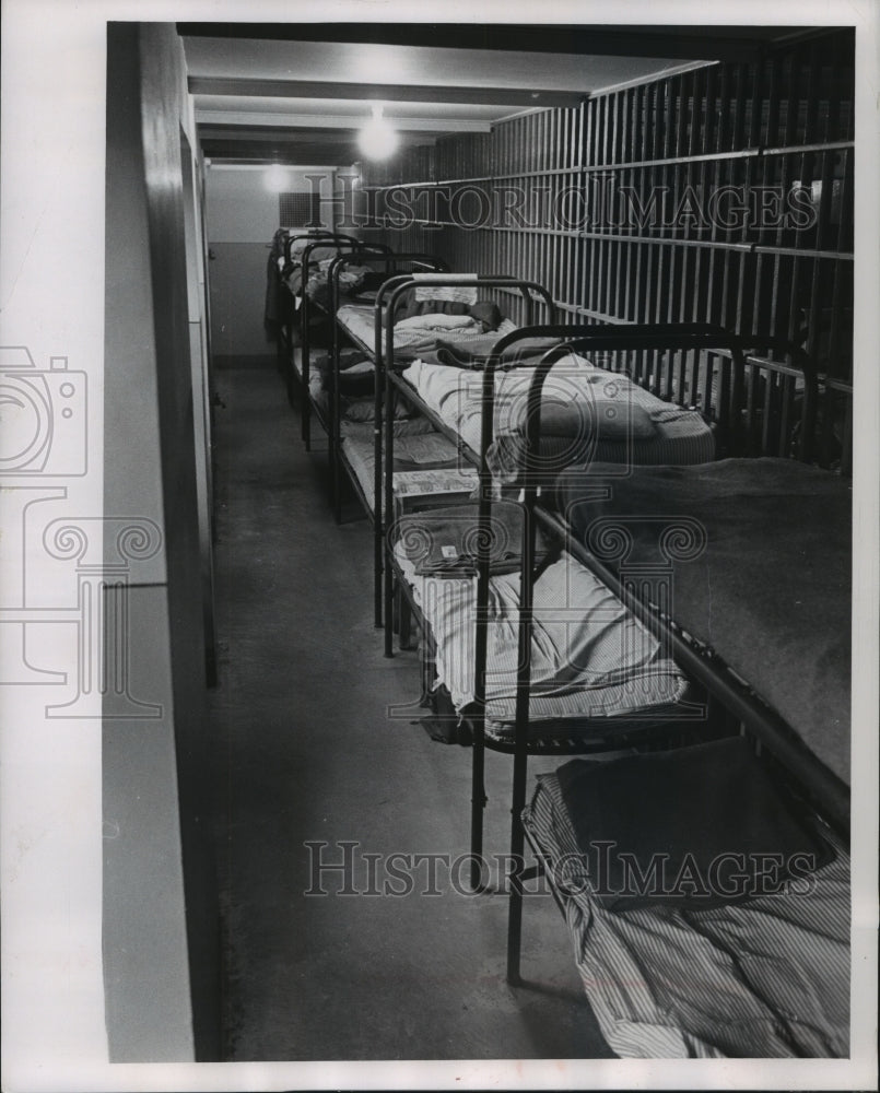 1962 Press Photo Signs of overcrowding at the Milwaukee county jail - Historic Images