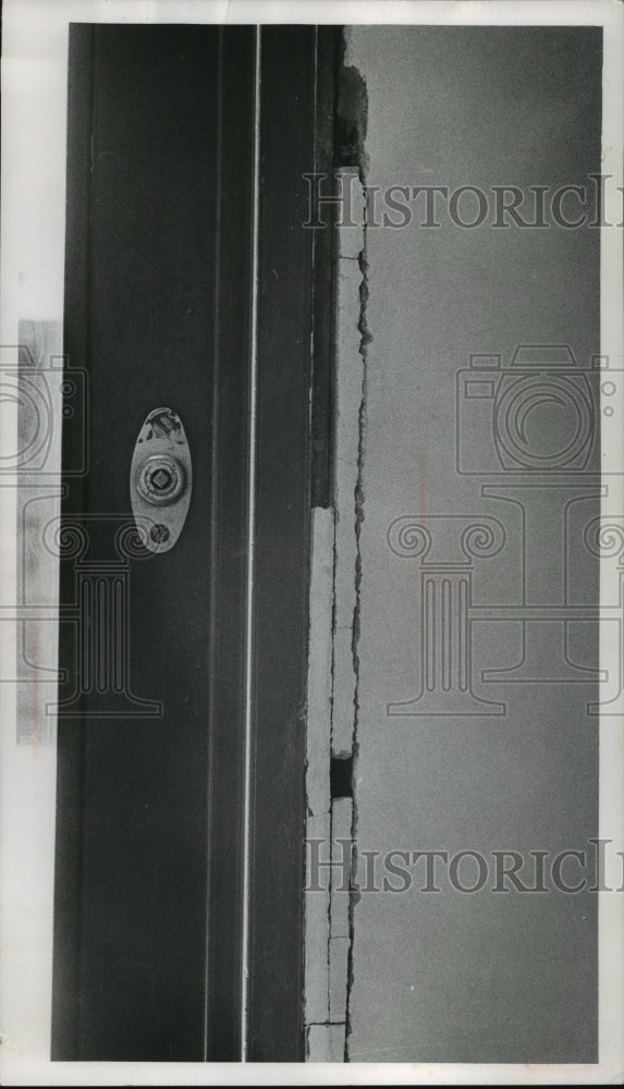 1963 Press Photo Milwaukee County War Memorial Center doors and plaster damaged