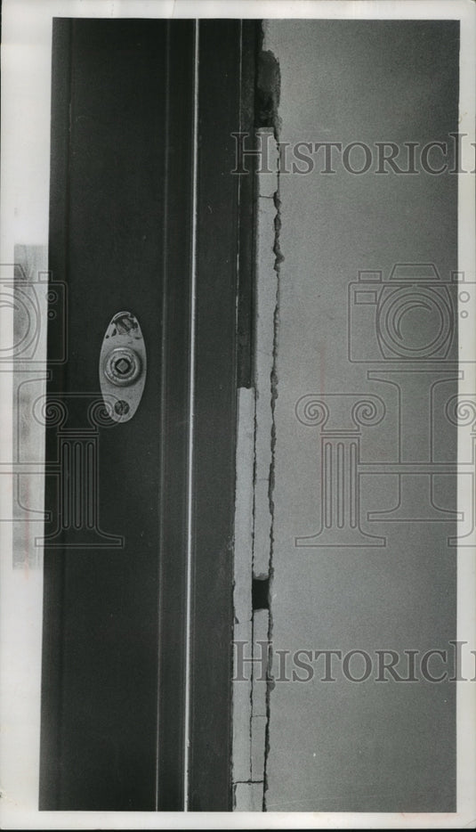 1963 Press Photo Milwaukee County War Memorial Center doors and plaster damaged