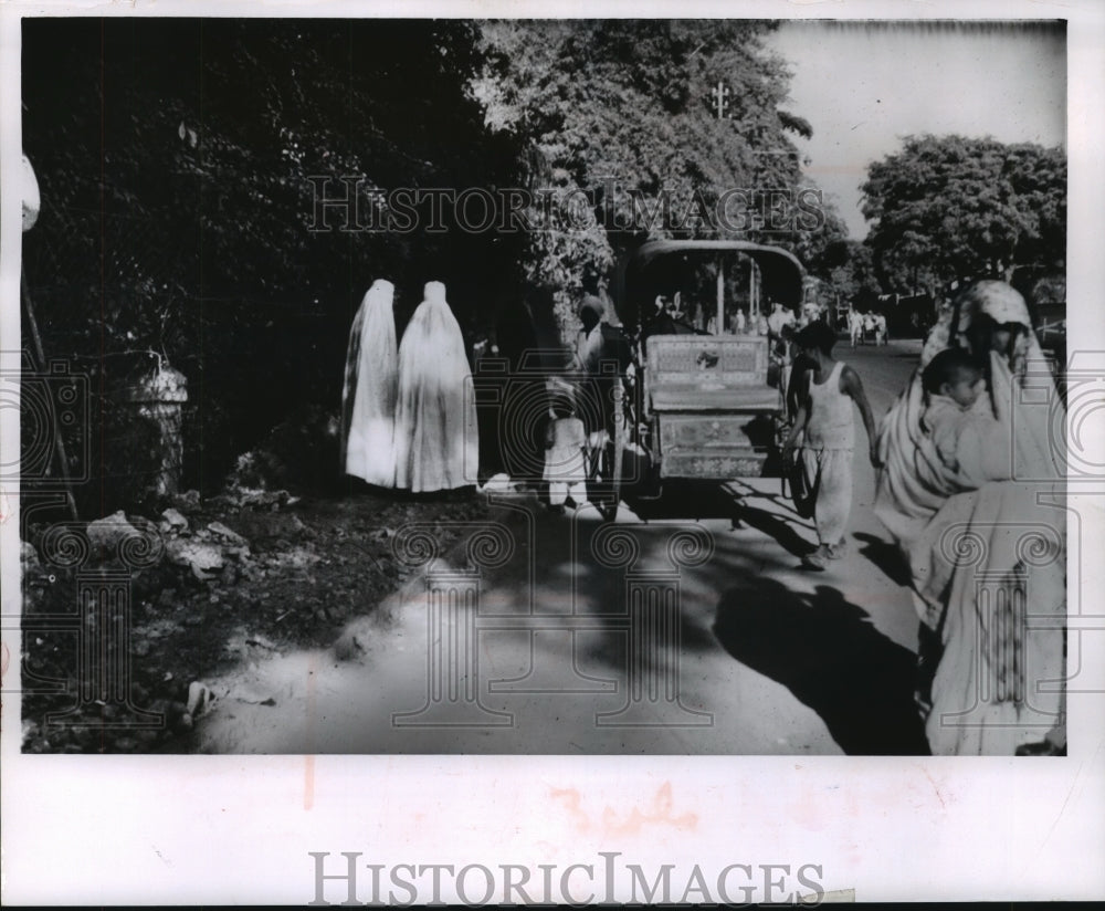 1963 Press Photo Street scene in Karachi, Pakistan shows women dressed in burkas- Historic Images