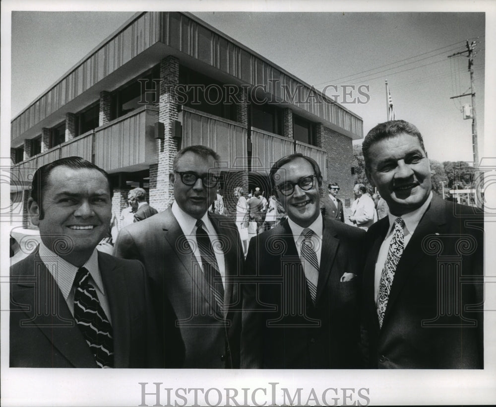1971 Press Photo Officers of Elm Grove Savings & Loan with Deputy Commissioner - Historic Images