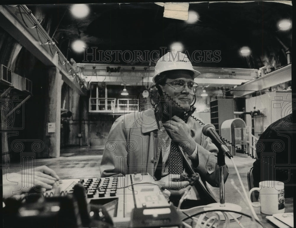 1990 Press Photo Milwaukee Mayor John Norquist in  sewer system on Jones Island - Historic Images