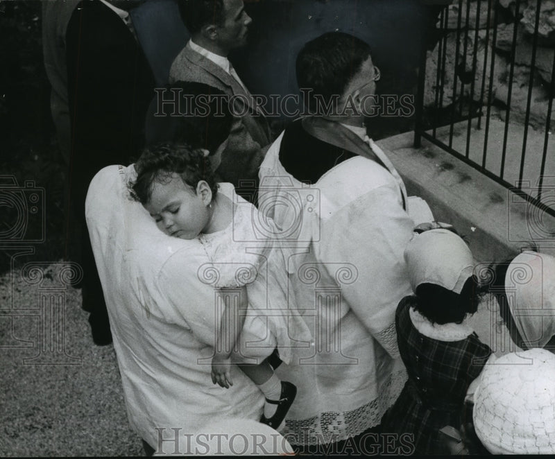 Load image into Gallery viewer, 1950 Press Photo Individuals Gathering at Holy Hill Church in Wisconsin
