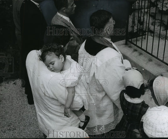 1950 Press Photo Individuals Gathering at Holy Hill Church in Wisconsin