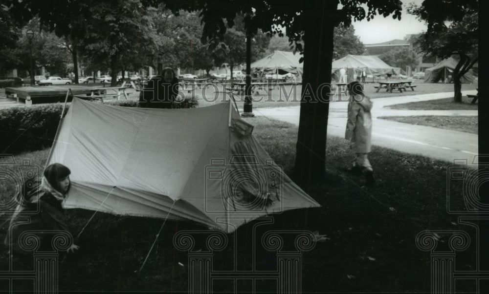 1993 Press Photo Rick Kahiser, daughters, setting up tent for event, Milwaukee.- Historic Images