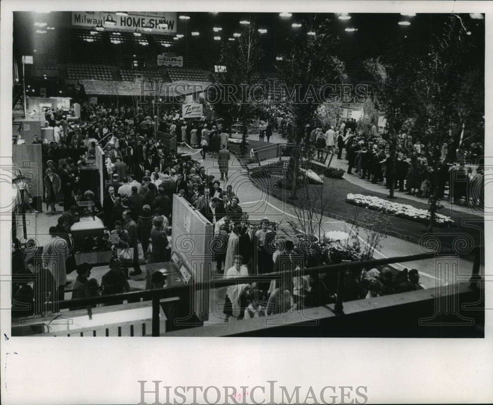 1964 Press Photo Home Show Thousands came to look at the model home and exhibits- Historic Images