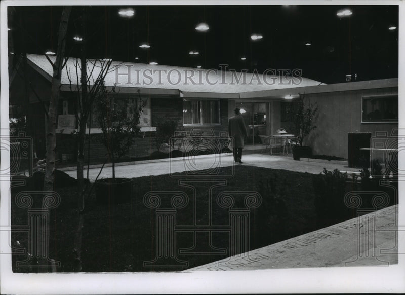 Load image into Gallery viewer, 1959 Press Photo Home Show Front view of Wisconsin house in Arena - mjb56293
