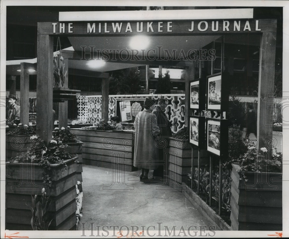 1961 Press Photo Home Show a person views the Milwaukee Journal exhibit
