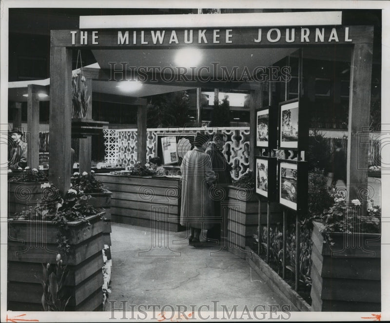 Load image into Gallery viewer, 1961 Press Photo Home Show a person views the Milwaukee Journal exhibit
