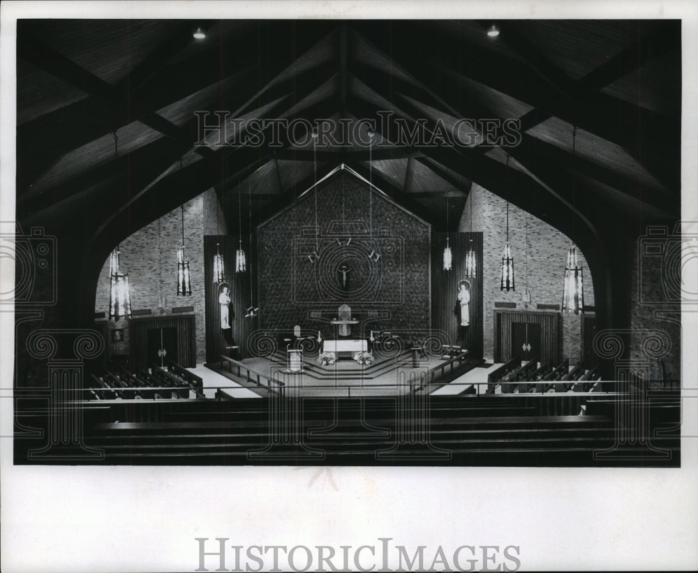 1967 Press Photo Interior view of Holy Apostles Catholic Church in New Berlin- Historic Images