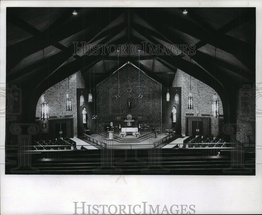 1967 Press Photo Interior view of Holy Apostles Catholic Church in New Berlin- Historic Images