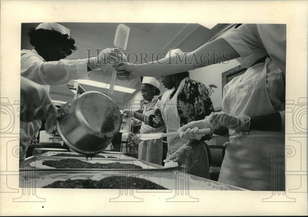 1985 Press Photo Milwaukee schools student making pizza- Historic Images