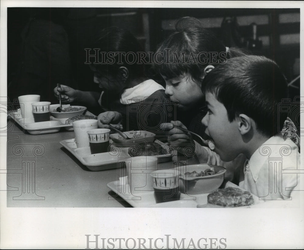 1970 Press Photo Milwaukee School Children Enjoying Breakfast- Historic Images