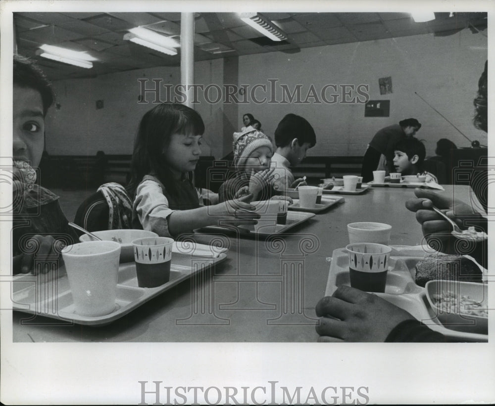 1970 Press Photo Milwaukee school students enjoy breakfast - mjb56324
