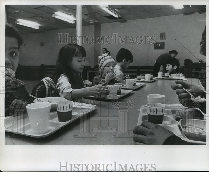 Load image into Gallery viewer, 1970 Press Photo Milwaukee school students enjoy breakfast - mjb56324
