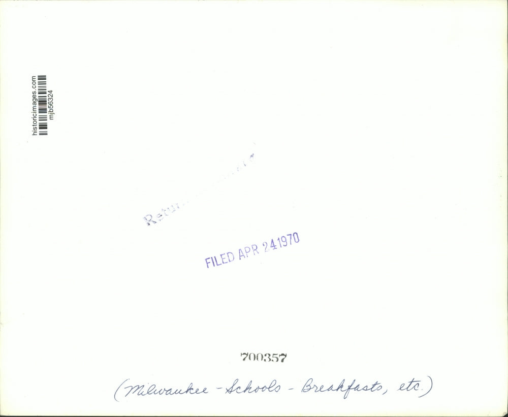 1970 Press Photo Milwaukee school students enjoy breakfast - mjb56324