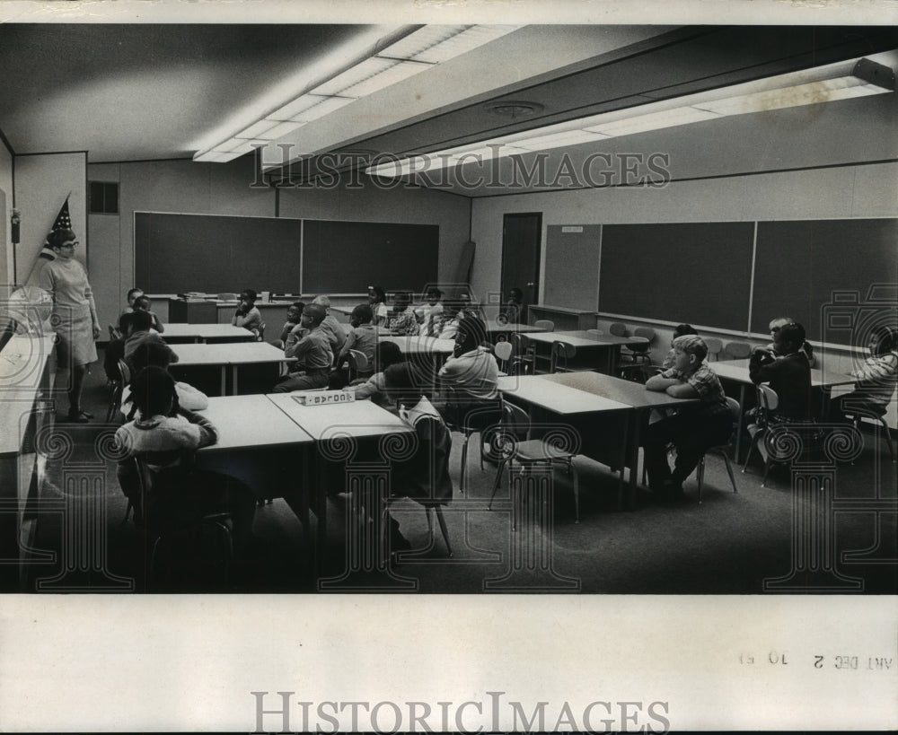 1968 Press Photo Mrs. Fritz talking to students in temporary class, Milwaukee.