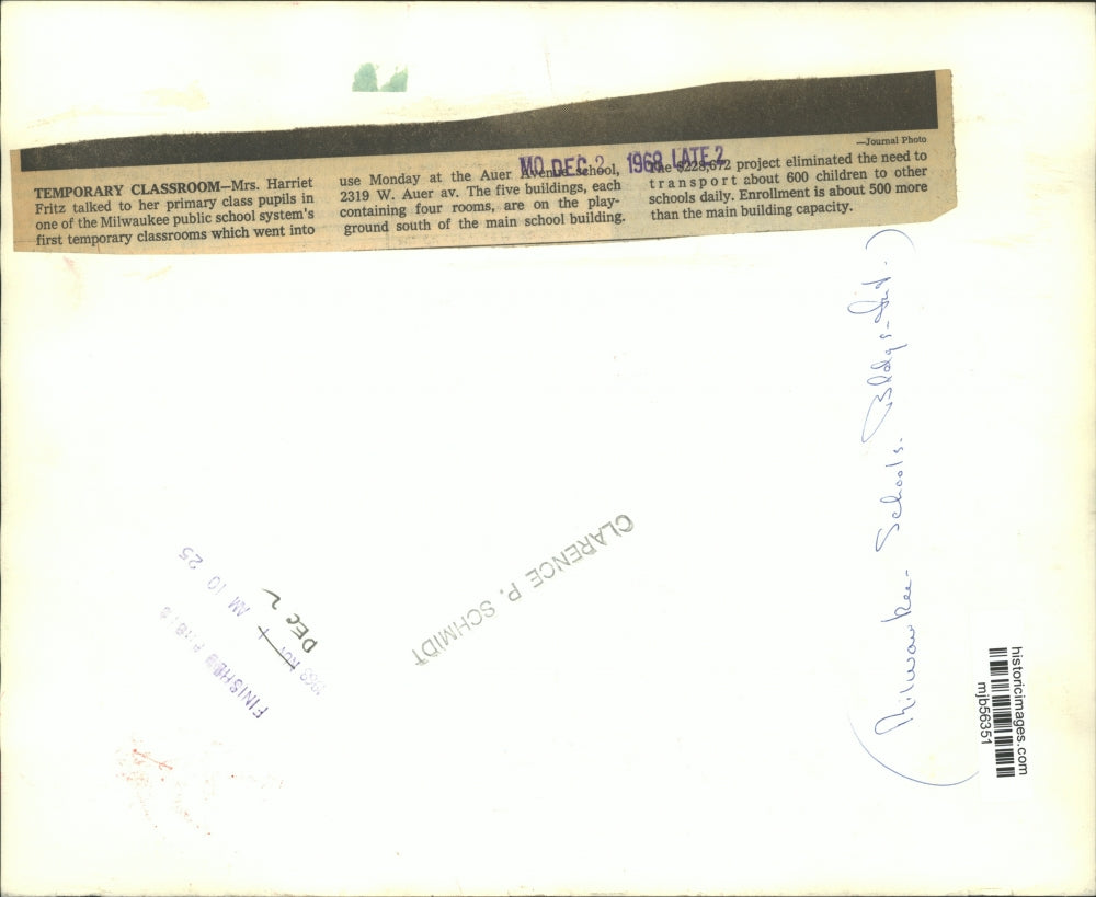 1968 Press Photo Mrs. Fritz talking to students in temporary class, Milwaukee.