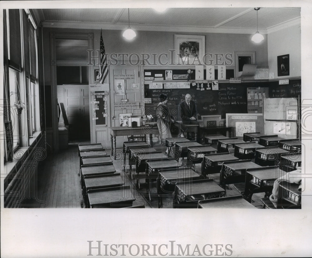 1958 Press Photo School board members in remodeled pilot project room, Milwaukee- Historic Images