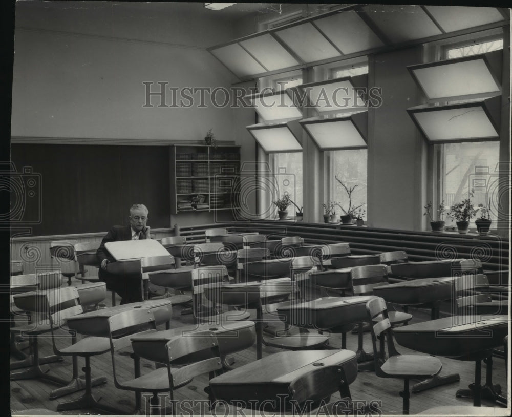 1950 Press Photo Milwaukee, Wis. Schools Buildings, interior, McKinley School- Historic Images