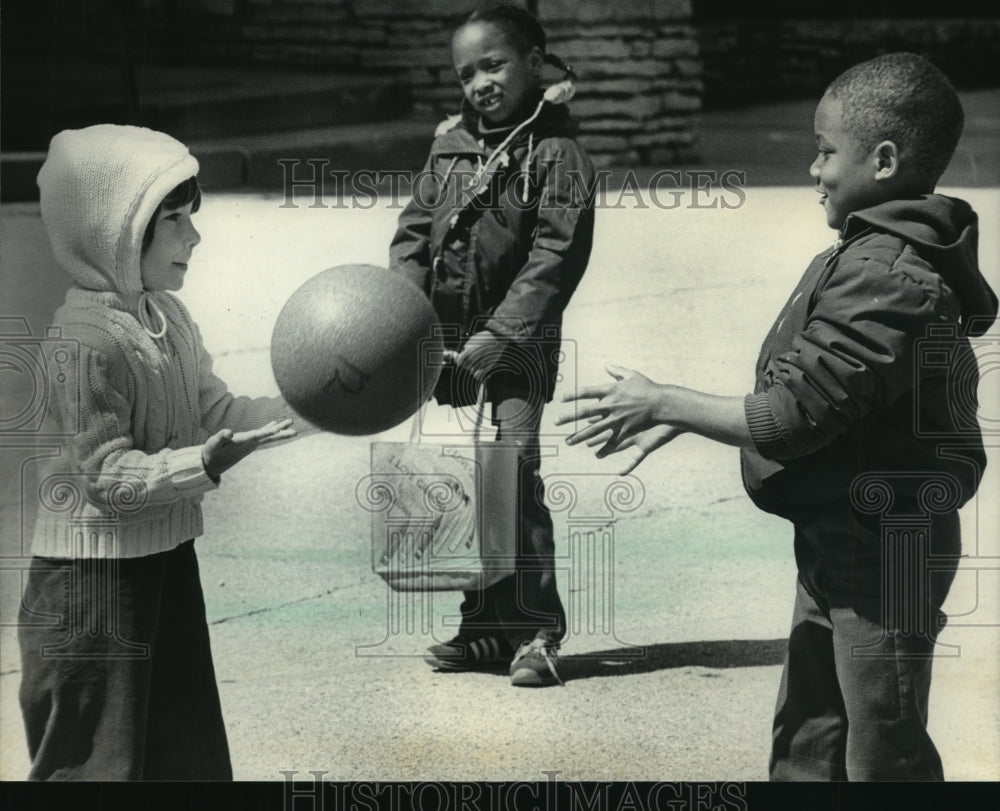 1984 Press Photo Students Playing Catch at Hi-Mount School Milwaukee, Wisconsin- Historic Images