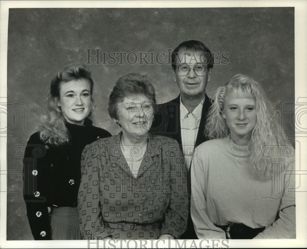 1992 Press Photo Pat Olson, Waukesha Symphony Auxiliary member and family- Historic Images