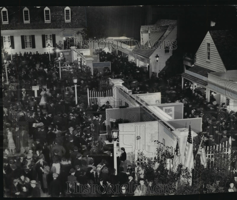 Load image into Gallery viewer, 1941 Press Photo Overhead view of the home show. - mjb56551
