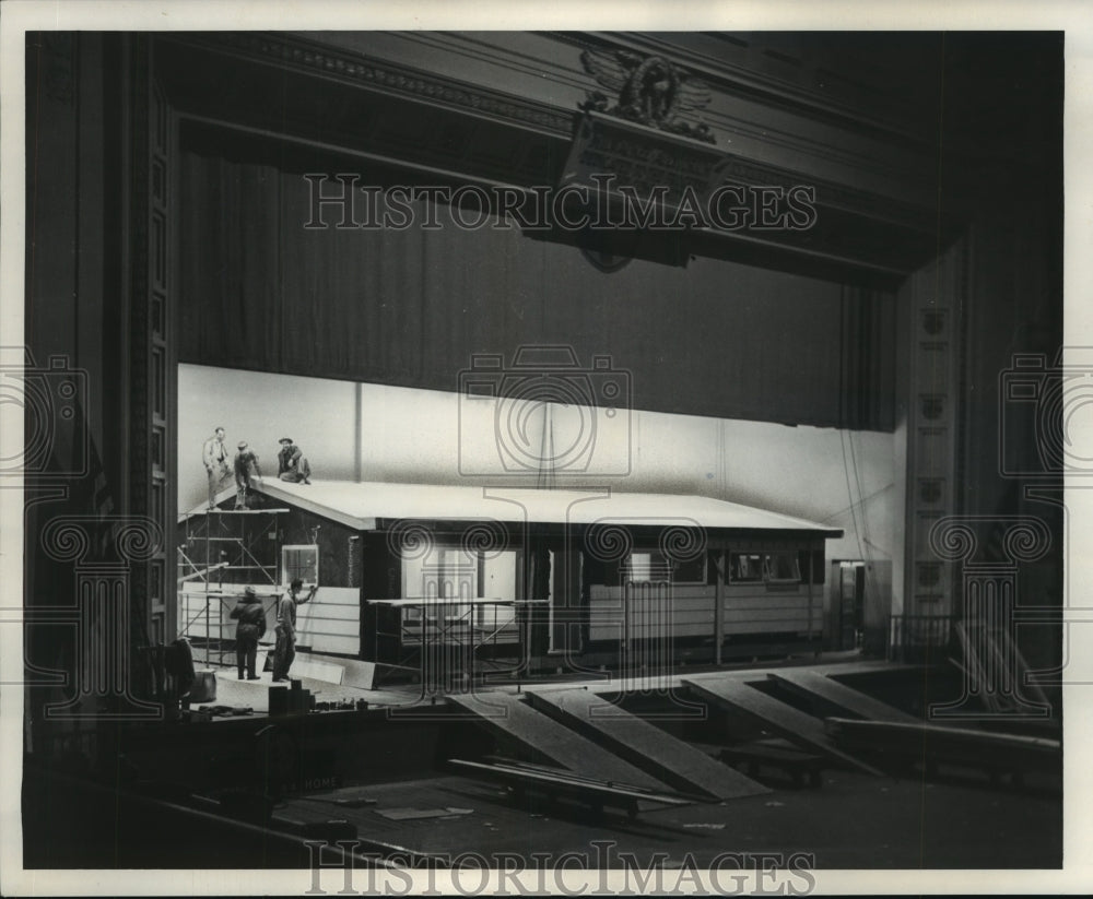 1955 Press Photo Workers prefabricating home for home show exhibit, Cudahy.
