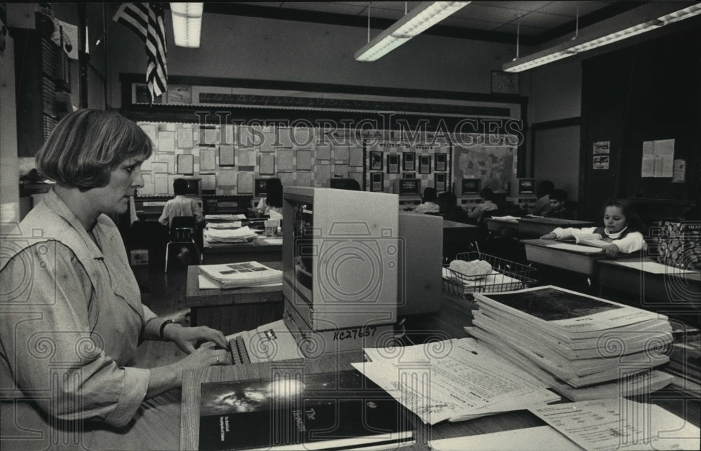 1987 Press Photo Marian Catania, Instructor, Works on Computer During Class- Historic Images