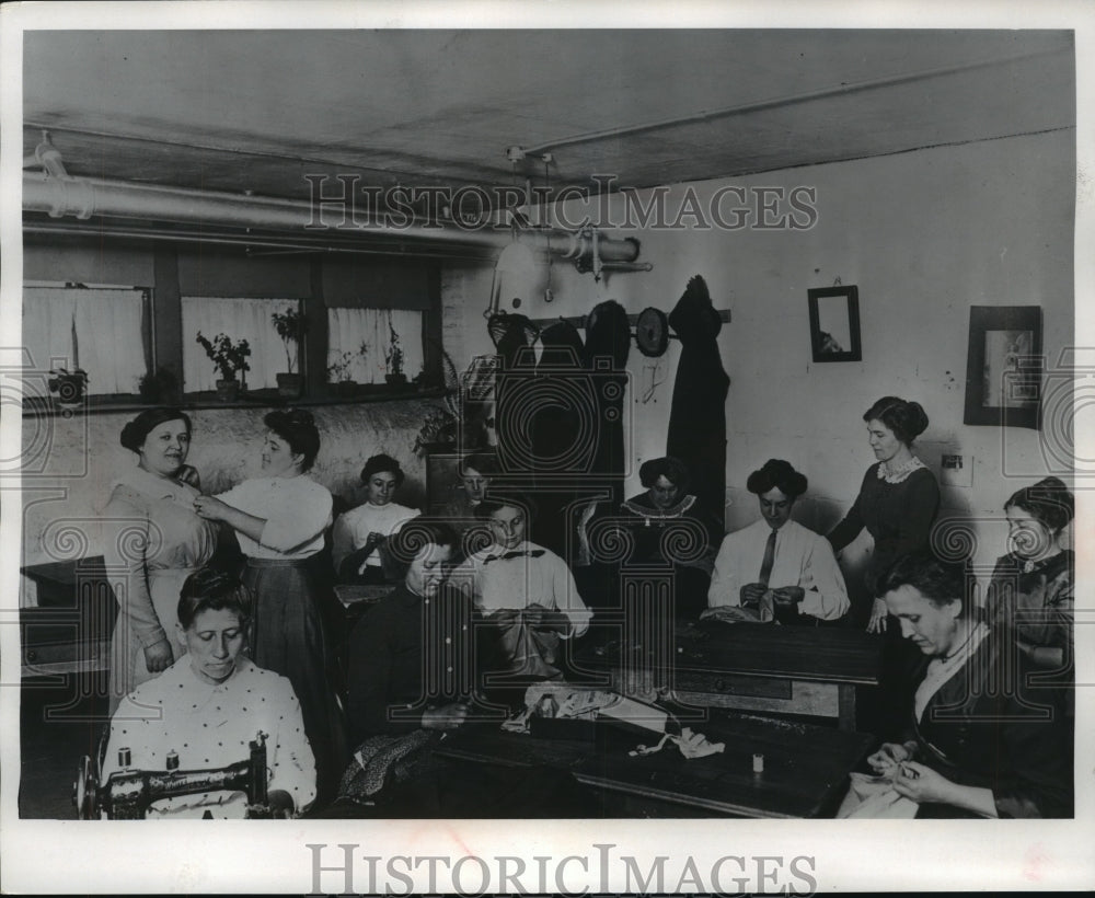 1912 Press Photo Seamstresses work in a Milwaukee dressmaking class - mjb56639- Historic Images
