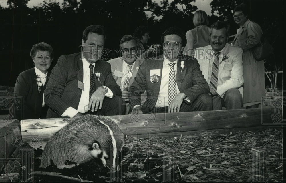 1987 Press Photo Printery executives with badger at Milwaukee County Zoo