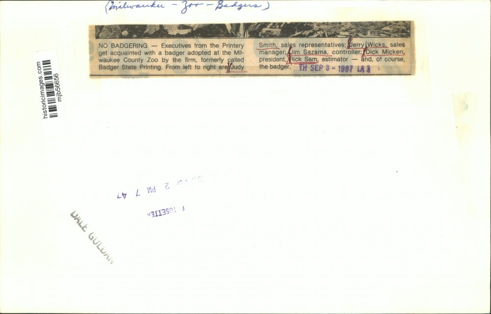 1987 Press Photo Printery executives with badger at Milwaukee County Zoo