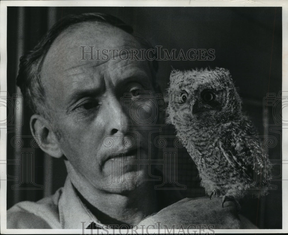 1971 Press Photo Milwaukee Zoo, Hugh Evans with tiny owl at the Zoo Hospital- Historic Images