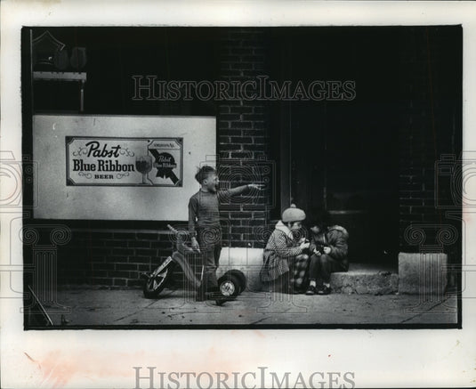 1972 Press Photo Children at the lower East Side at Milwaukee- Historic Images