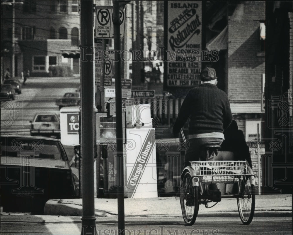 1989 Press Photo Milwaukee Streets Jefim Zisman rides bike down Brady Street- Historic Images