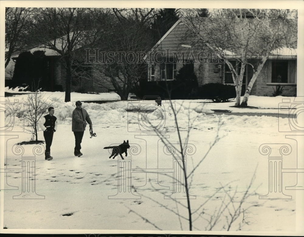 1987 Press Photo Joe Kubanek and on Milwaukee's West Grantosa Drive parkway