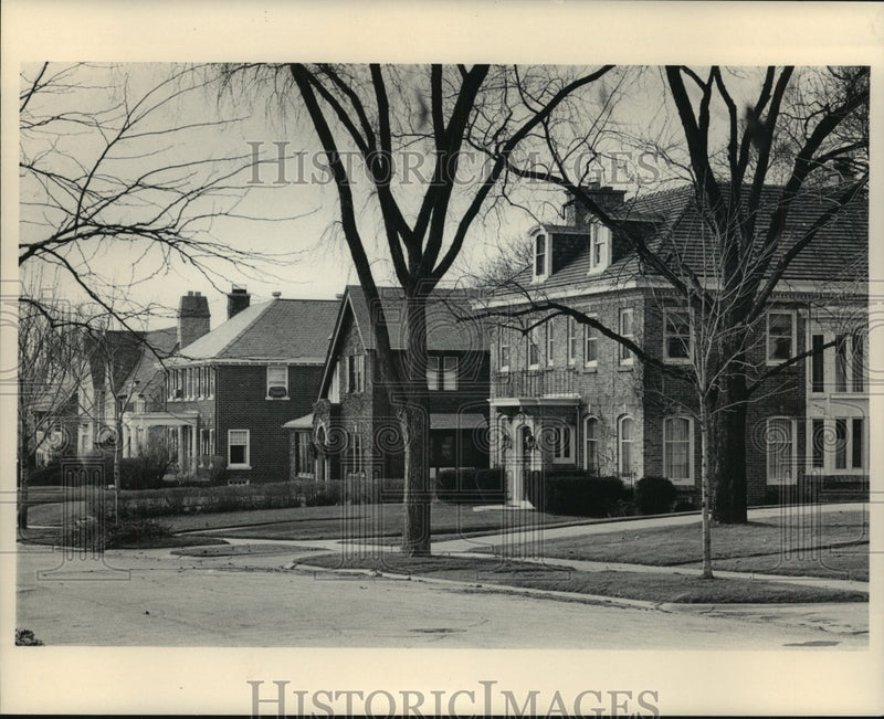 Load image into Gallery viewer, 1984 Press Photo Homes on Bartlett Avenue, Milwaukee. - mjb56873
