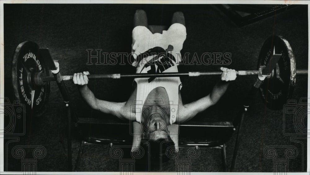 1989 Press Photo Shannon LePine from Thomas More High works out on bench press.- Historic Images