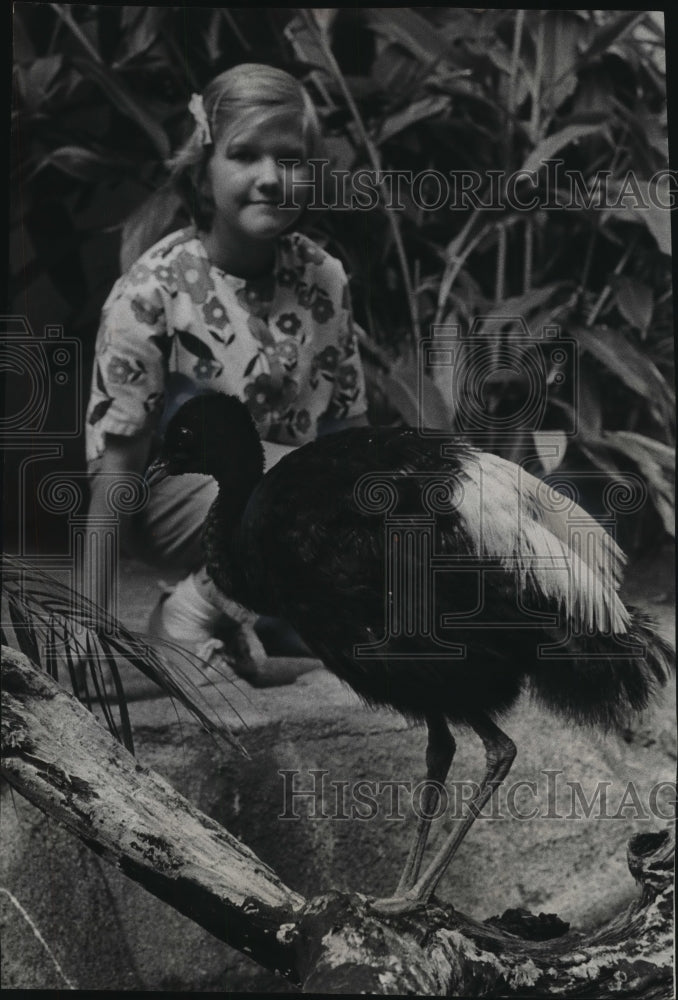 1964 Press Photo Sandra Ruhe visits birds at the Milwaukee County Zoo