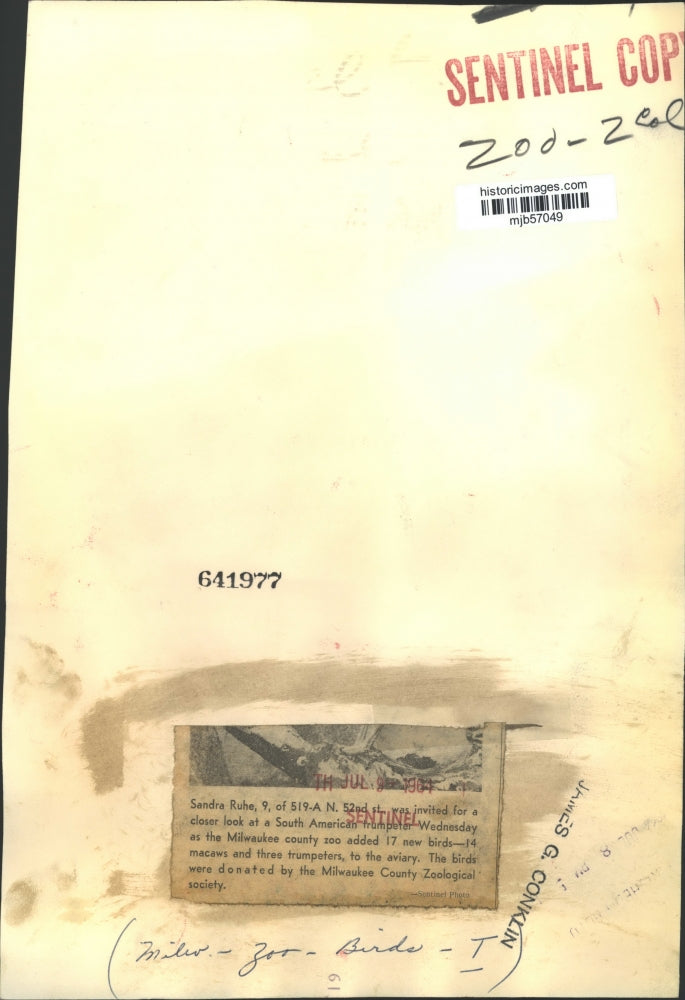 1964 Press Photo Sandra Ruhe visits birds at the Milwaukee County Zoo