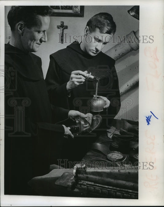 1966 Press Photo Brother Mark teaches Brother Brendan Kearney at Holy Hill
