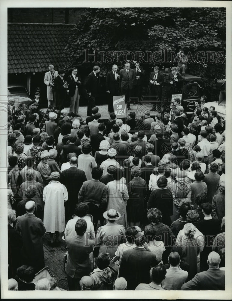 1964 Press Photo Britain's Prime Minister Sir Alec Home talks in Epping, London