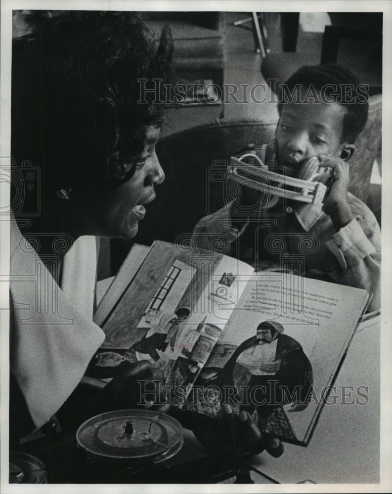 1971 Press Photo Mrs. Marjorie Penney works with Romero Beverly, 12th Street Sch- Historic Images