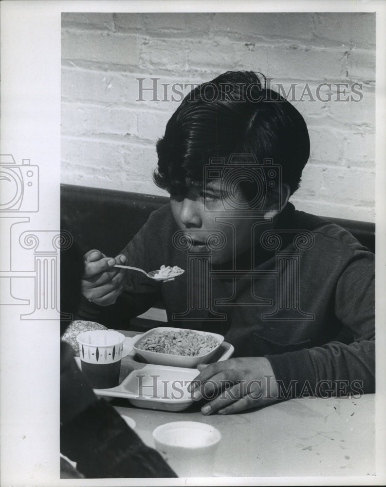 Load image into Gallery viewer, 1970 Press Photo Student Eats Breakfast At A Milwaukee School - mjb57133
