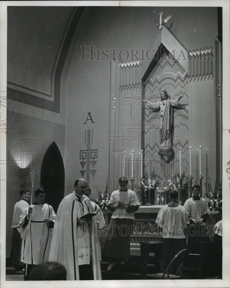 1967 Press Photo Bishop Rowinski Dedicates New Altar At Polish National Church