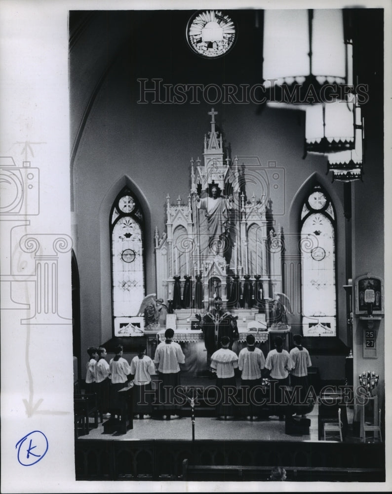 1965 Press Photo Father Francis Kolwicz Conducting Services at Holy Name Church- Historic Images