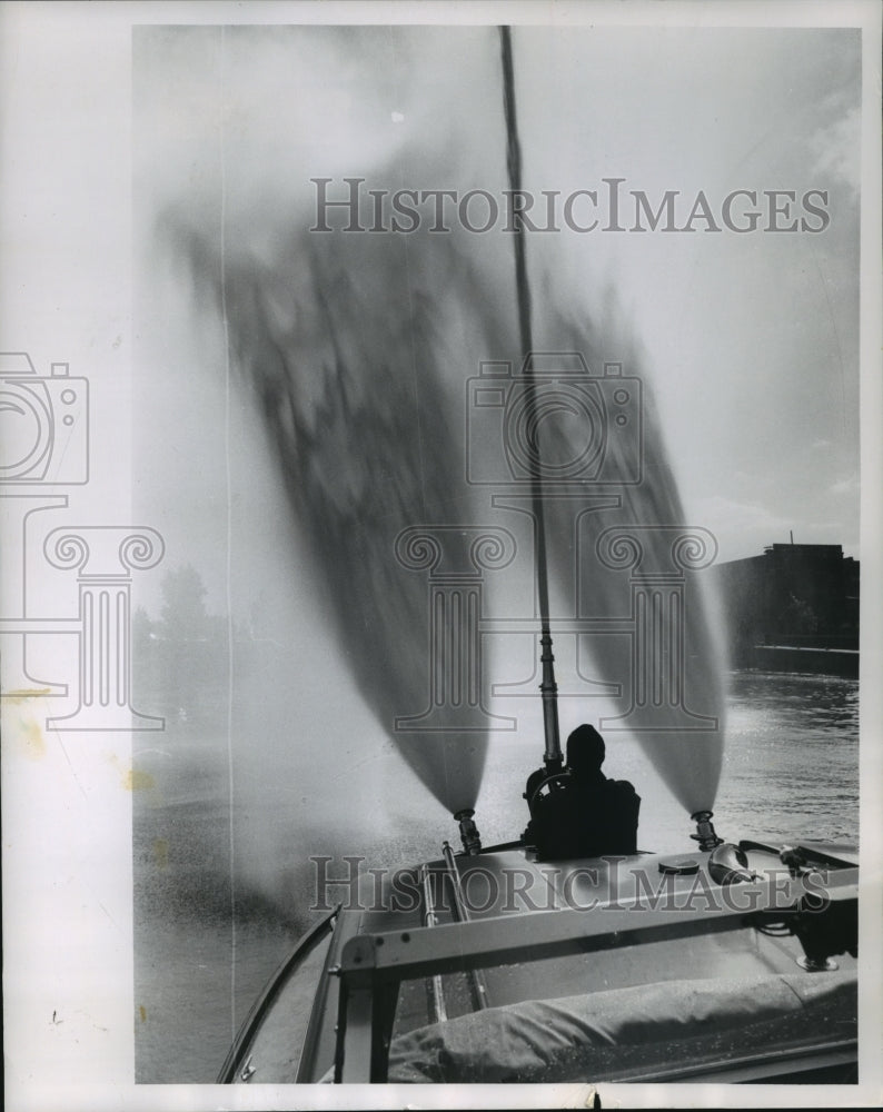 1962 Press Photo Milwaukee Fire Department tests a fireboat designed in Chicago- Historic Images