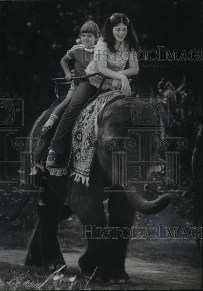 1982 Press Photo Kids Ride Khun-Chorn the Elephant at the Milwaukee County Zoo- Historic Images