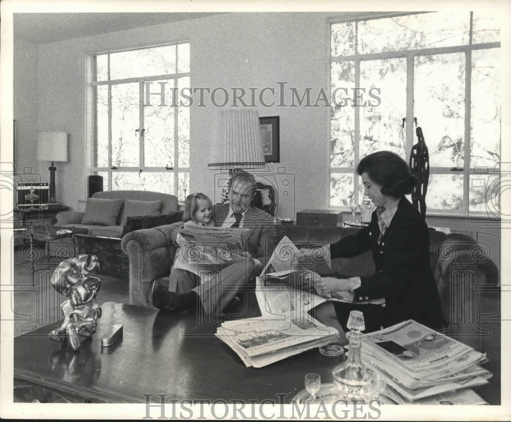 1975 Press Photo Hills Family, Roderick, Carla and daughter Alison - mjb57619